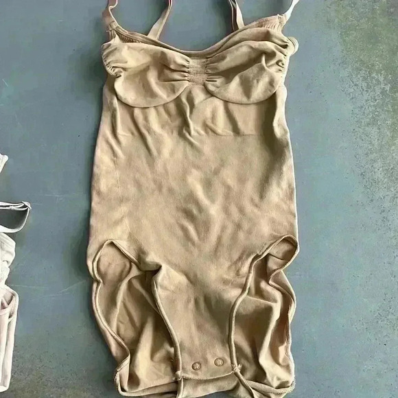 SKIMS Tan Adjustable Straps Sculpting Seamless Brief Snaps Bodysuit Size… - Picture 3 of 7